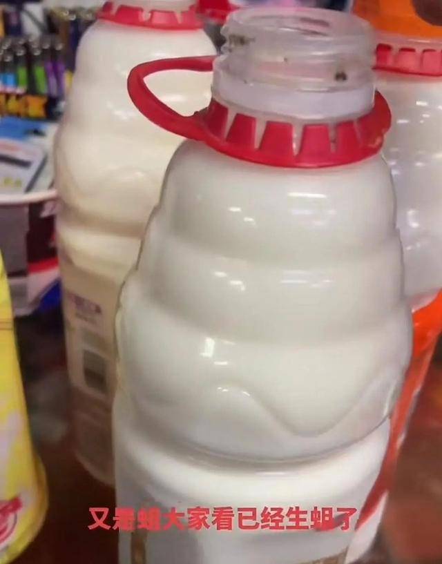 娃哈哈营养快线开盖后发现蛆虫:此前纯净水曾陷入代工风波(图1)