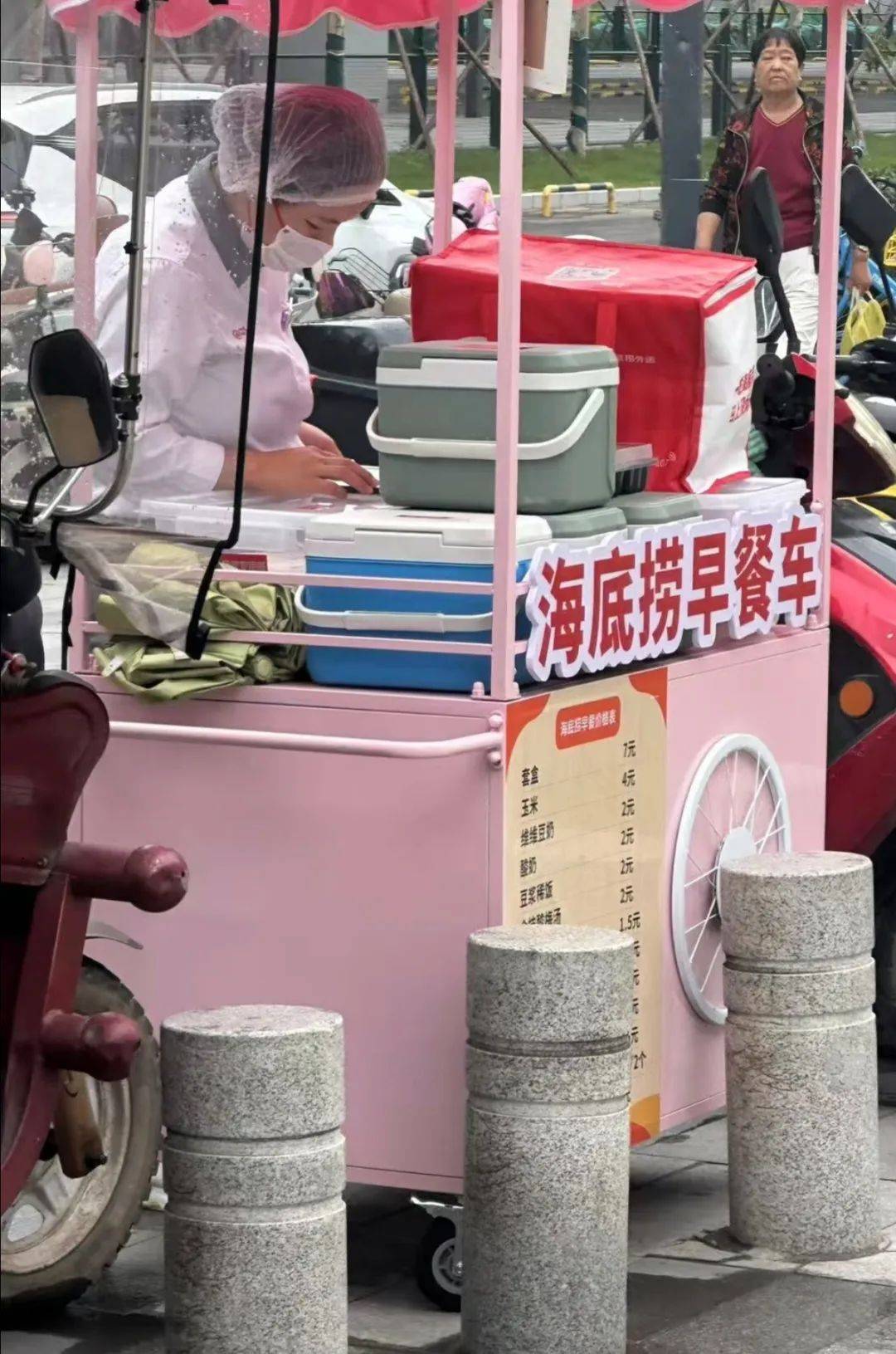 从高价到平价，海底捞的“焦虑”藏在菜单里