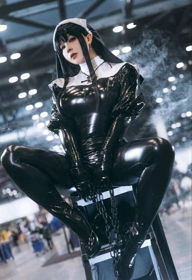 紧身胶衣的修女,尽显身材,锁链铁锤,霸气十足!