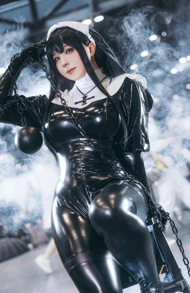 紧身胶衣的修女,尽显身材,锁链铁锤,霸气十足!