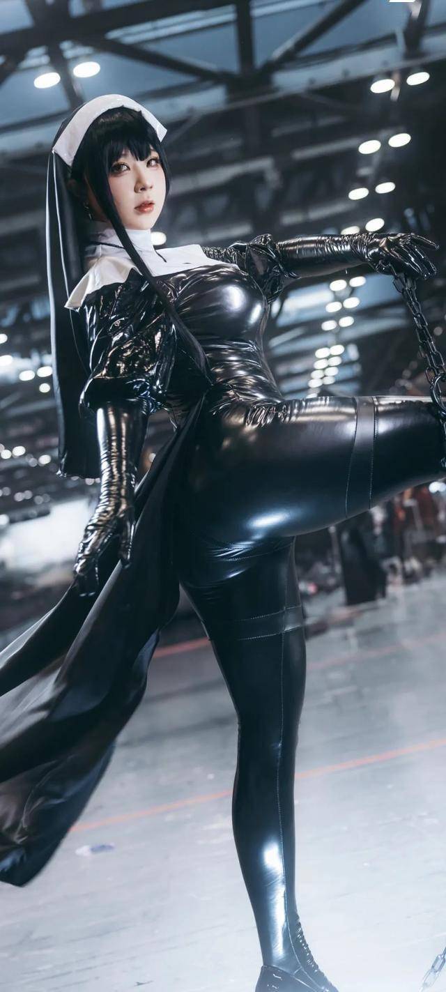 紧身胶衣的修女,尽显身材,锁链铁锤,霸气十足!