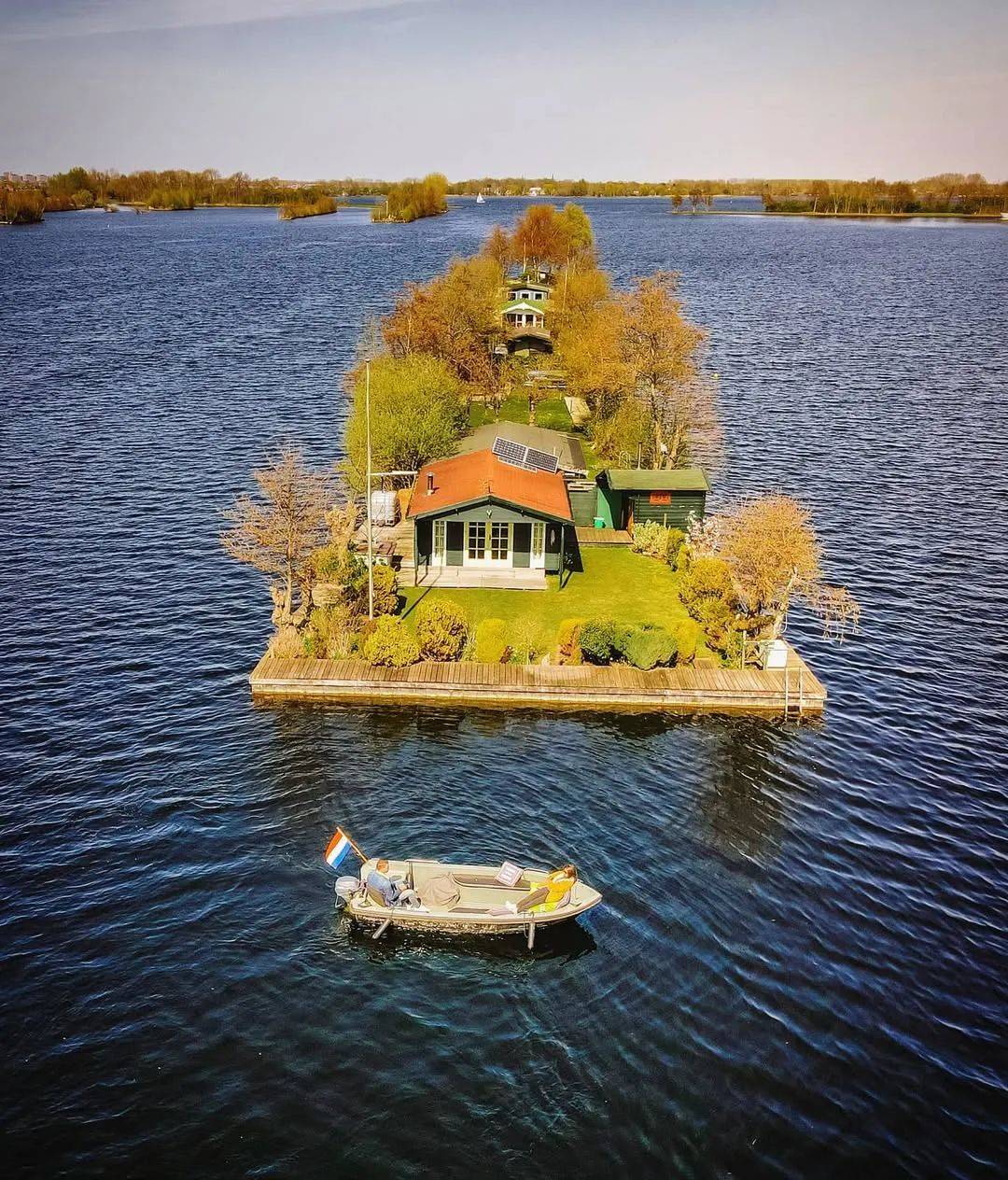 荷兰这个水上小镇,把「临水而居」打造成了社恐天堂!