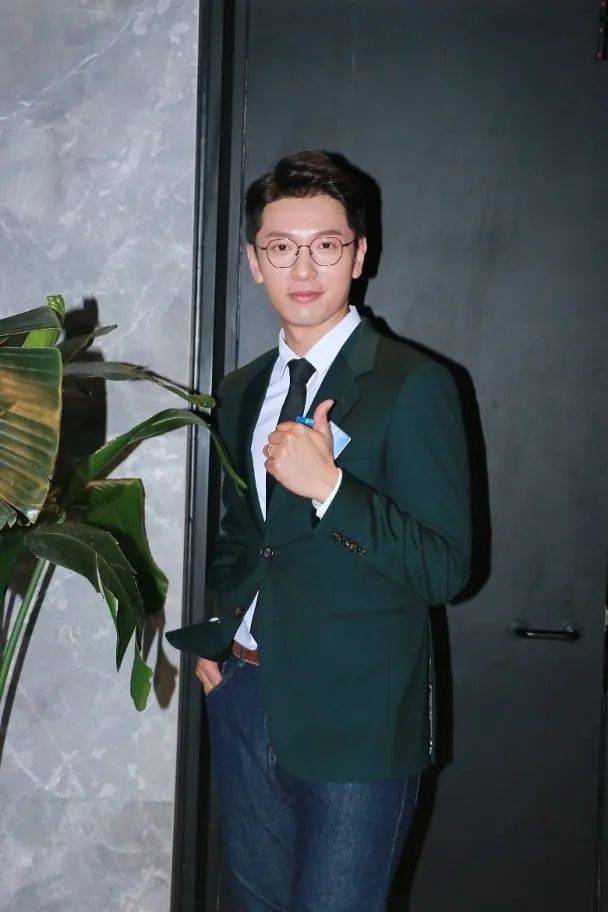 高钧贤与爱妻交流做生意心得 广州开音乐会圆梦