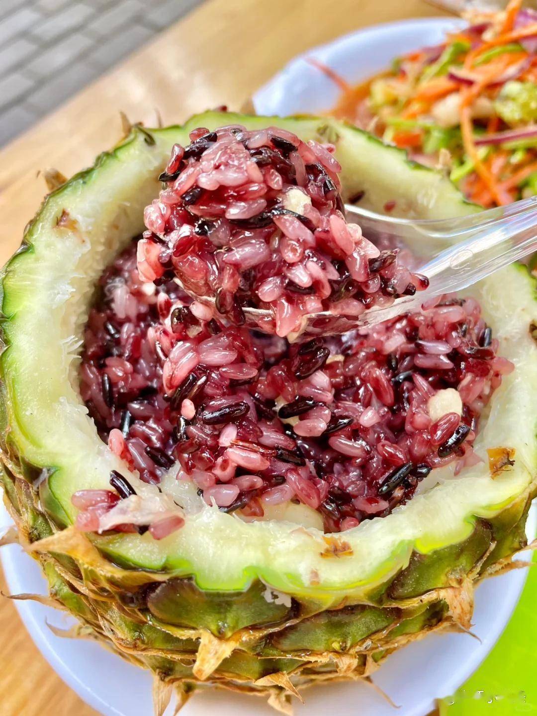 冷知识传统祭神供品蒸制秘诀蕉叶垫底菠萝肉切丁拌饭黑糯米泡椰奶