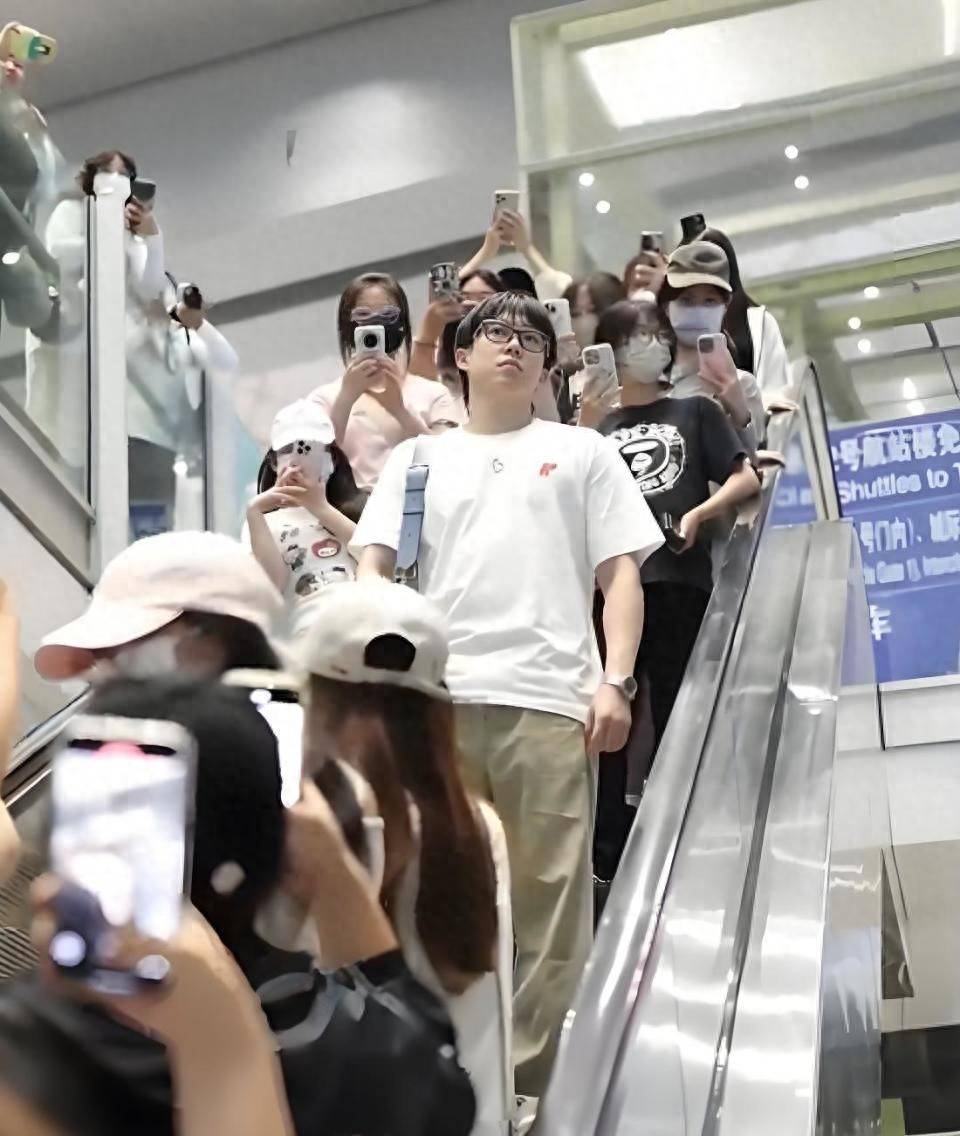 王楚钦机场遭遇狂热粉丝，呼吁尊重体育精神与个人隐私
