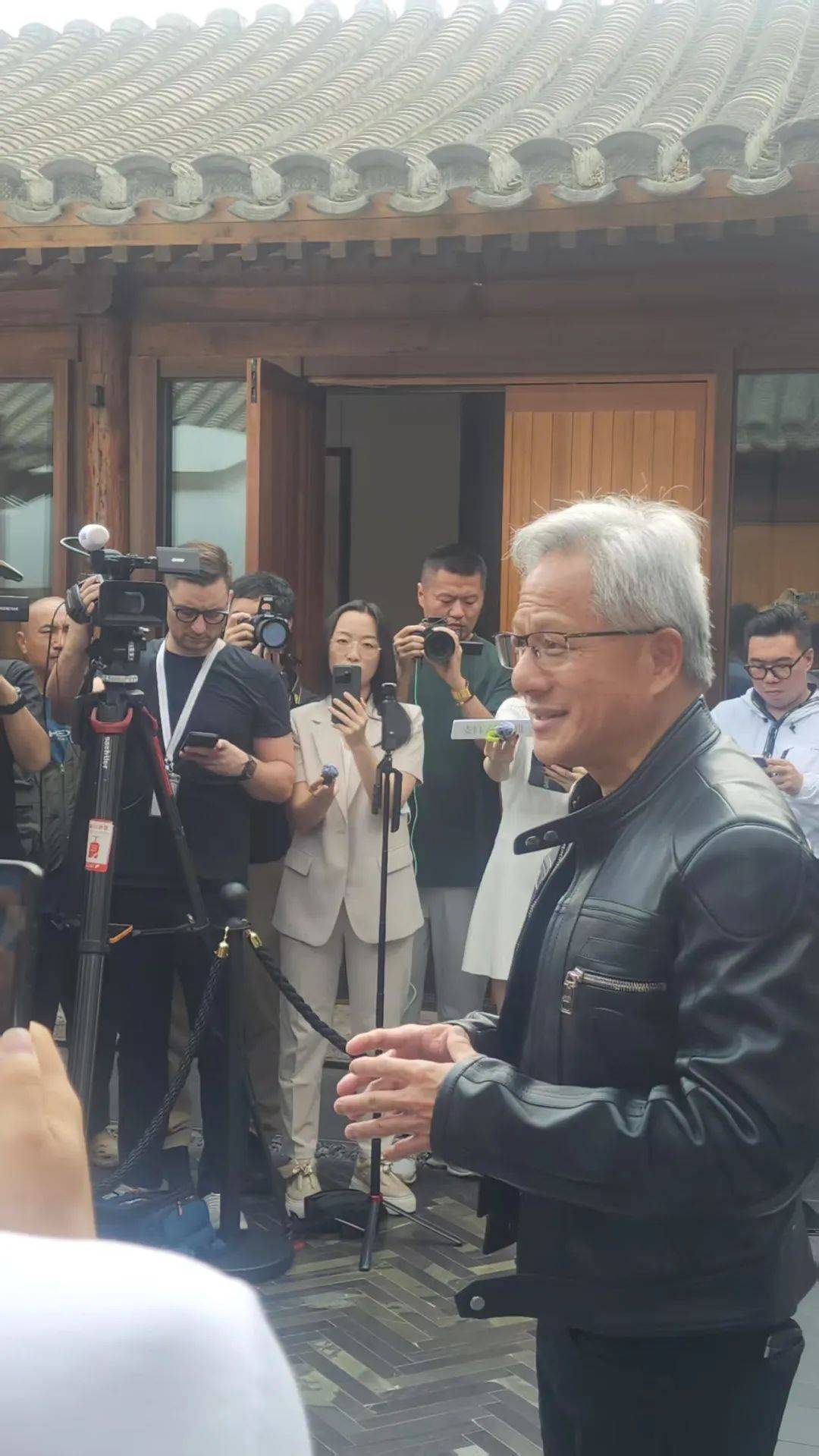 黄仁勋：任何轻视华为、轻视中国制造能力的人，都极其天真！他表示很想买一辆小米汽车，还谈到《黑神话：悟空》