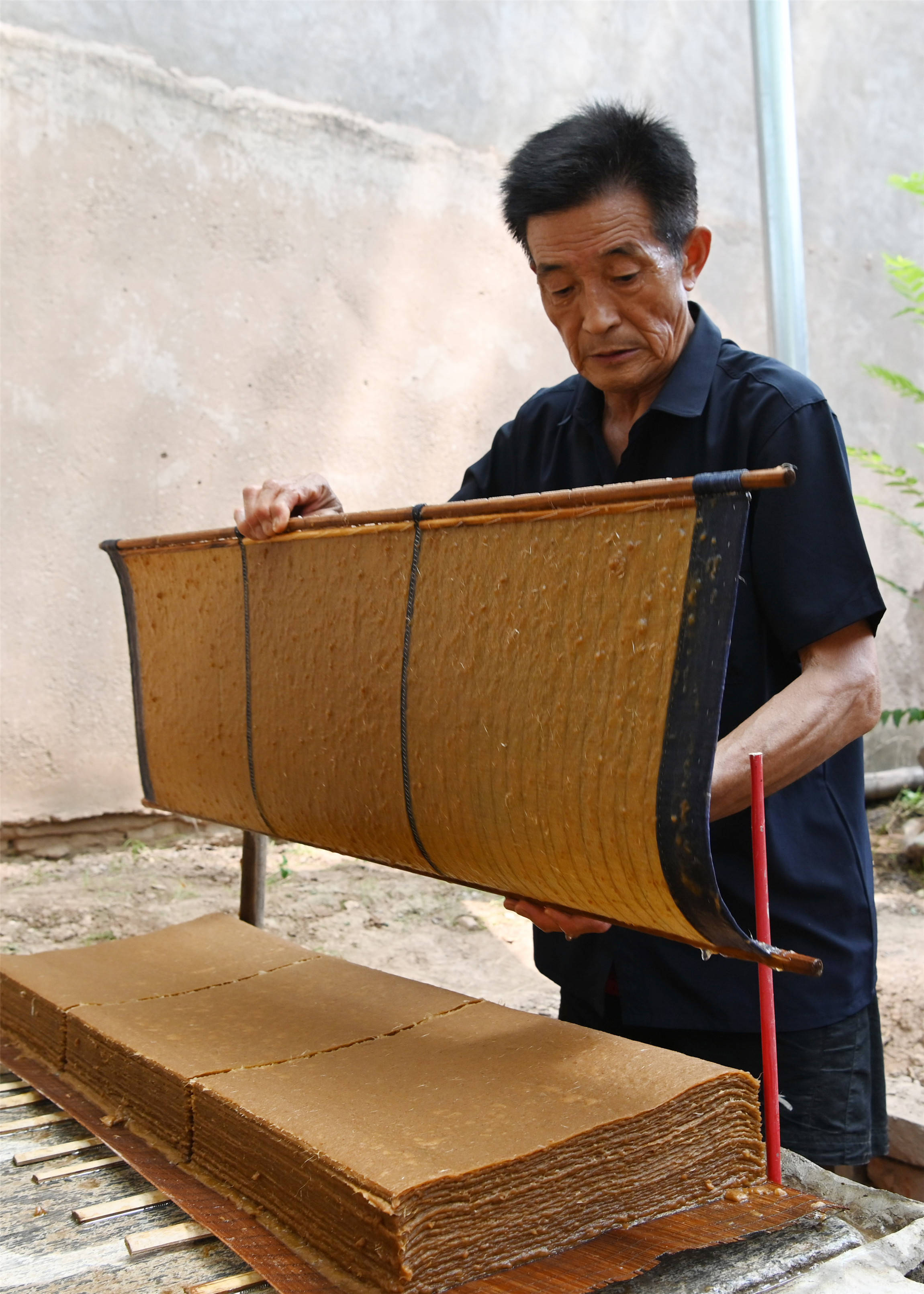 千年古法造纸技艺再现沁阳 非遗传承人展示捞纸工艺