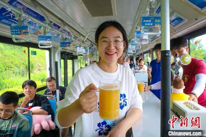 山东青岛：“微醺巴士”开拓文旅消费新场景