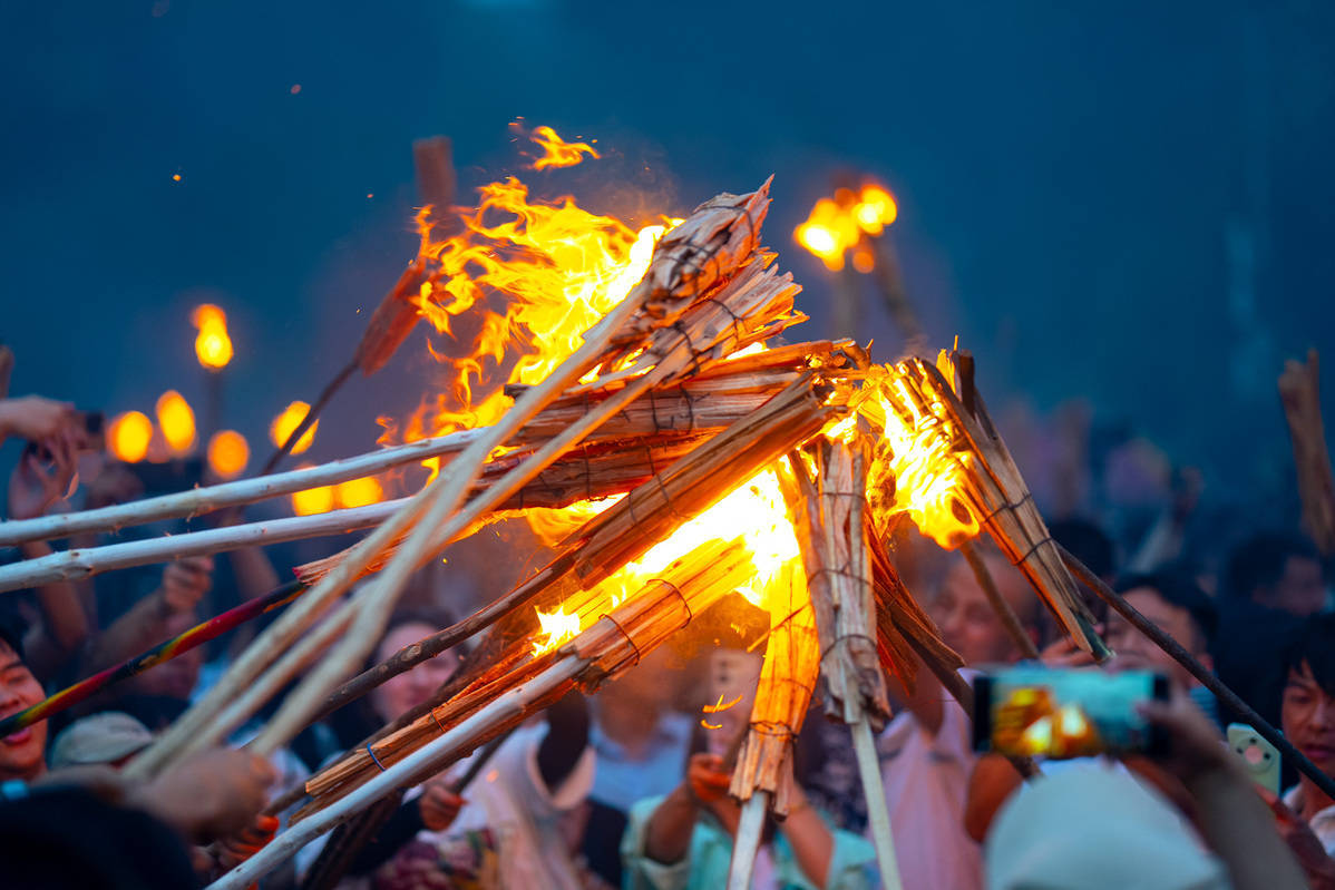 2025宁蒗火把节:圣火映红彝乡 狂欢点亮小凉山