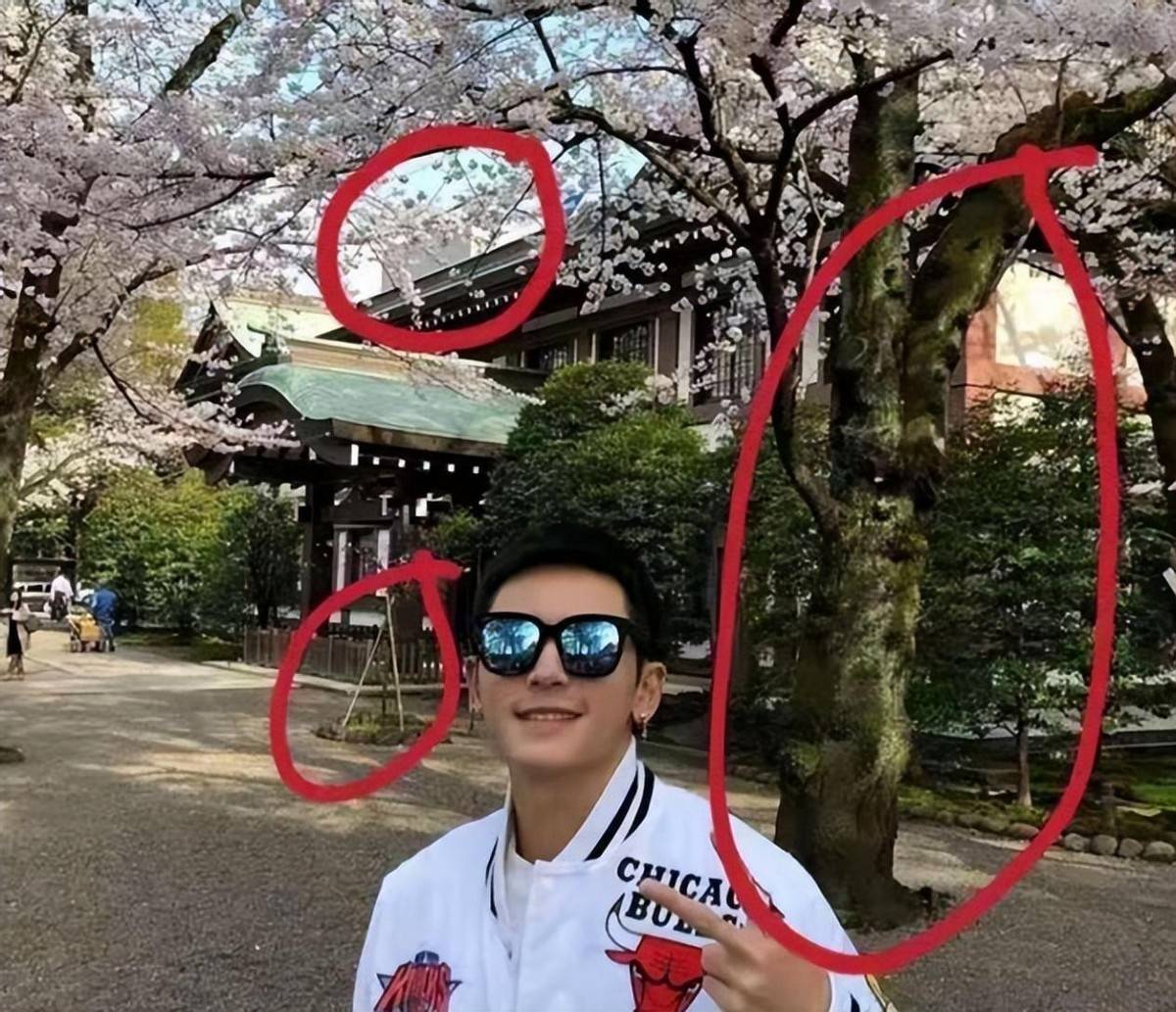 没过多久,赵薇旗下艺人张哲瀚,被扒出他去日本靖国神社拍照留念,还和