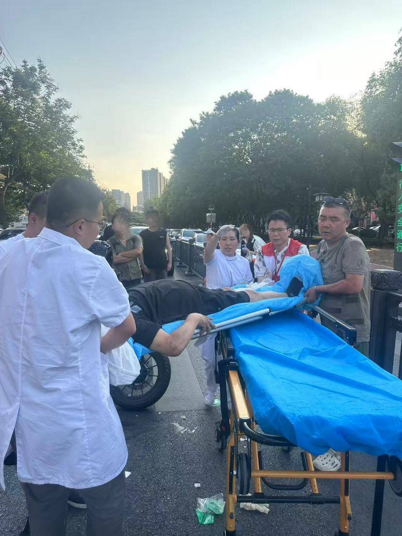 路遇车祸,二一五医院急诊科医生上演教科书式救援!
