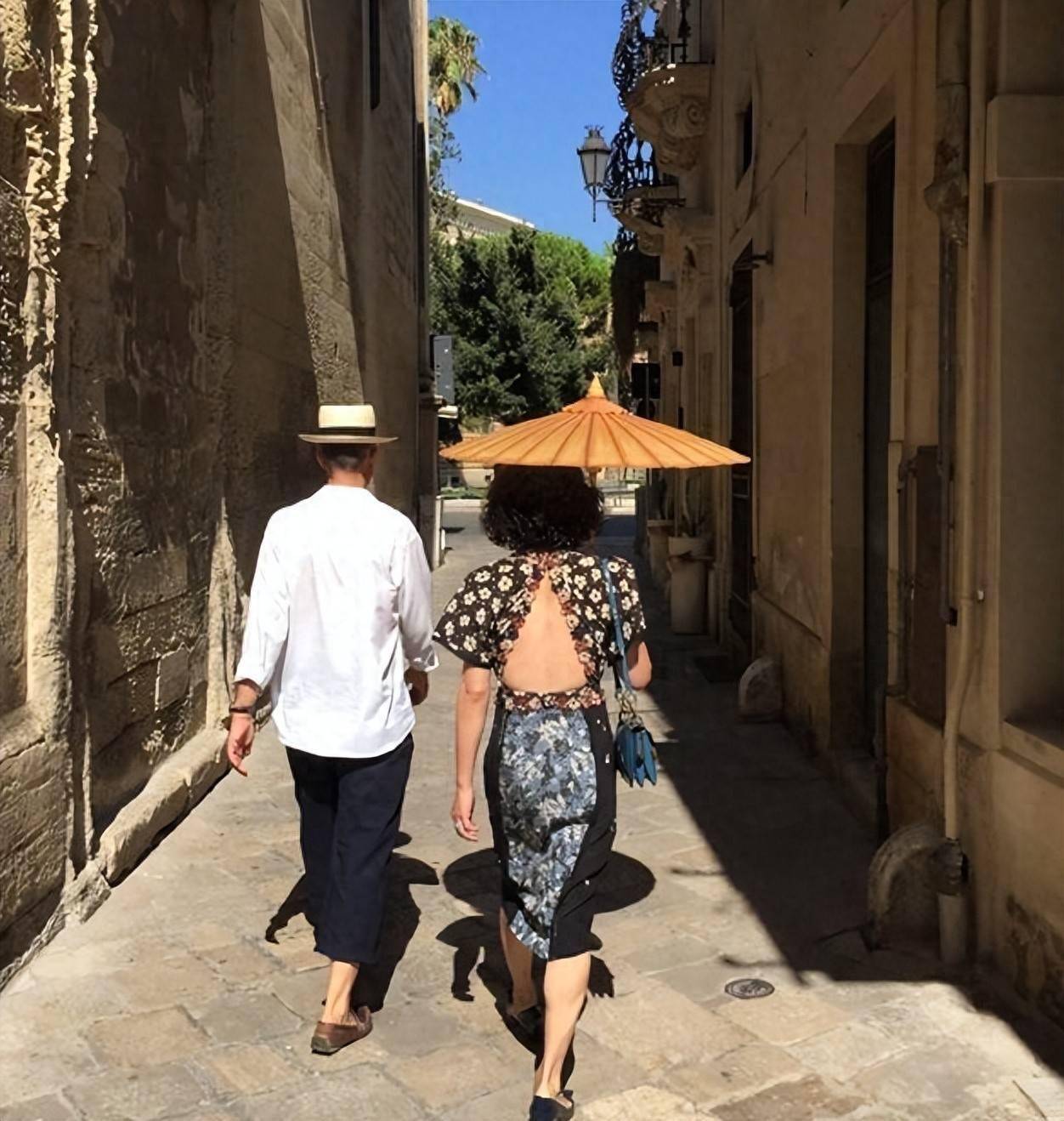 57岁金星定居法国，身材发福满脸褶子连胸都小了，越来越像男人_搜狐网