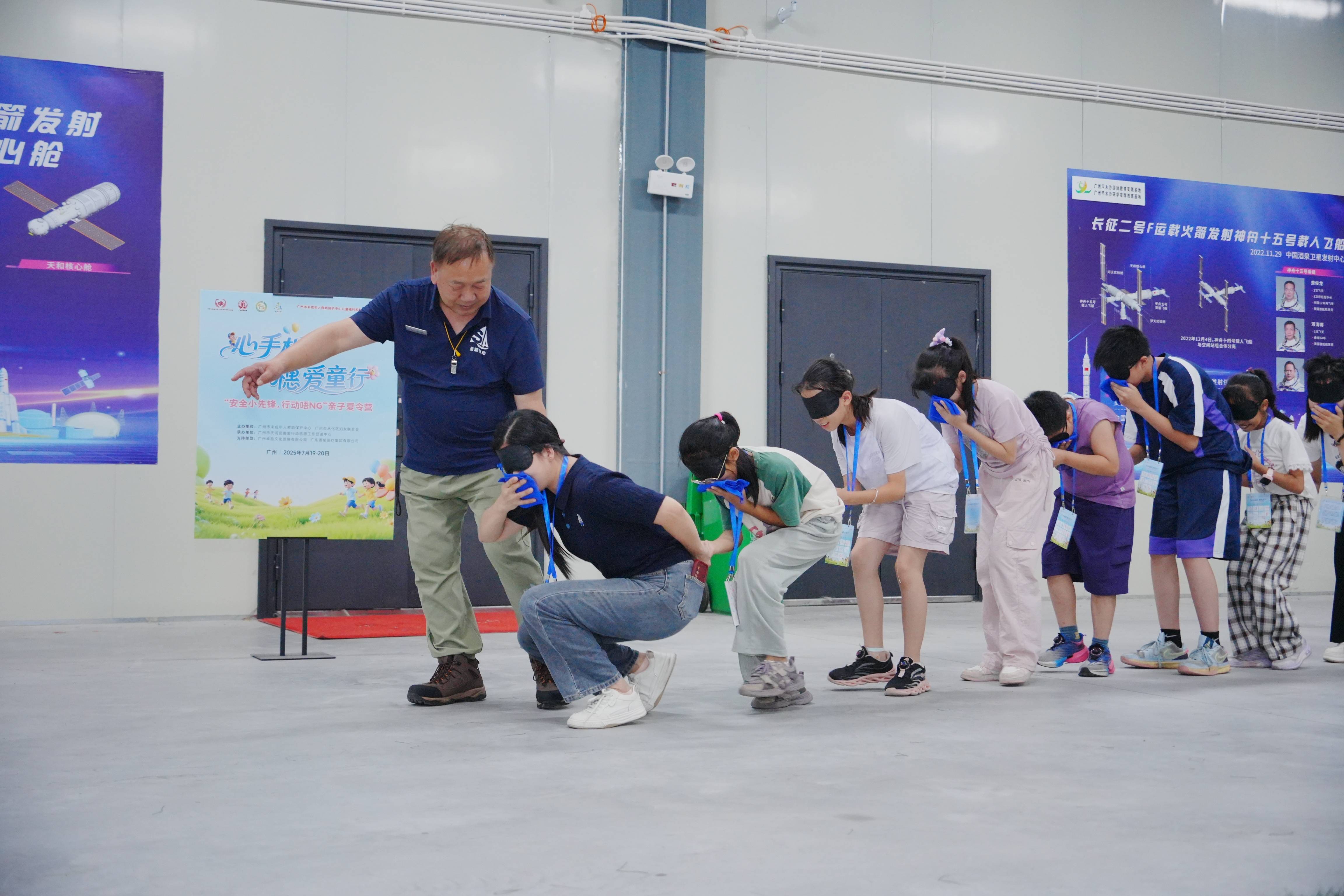 参加消防逃生演练