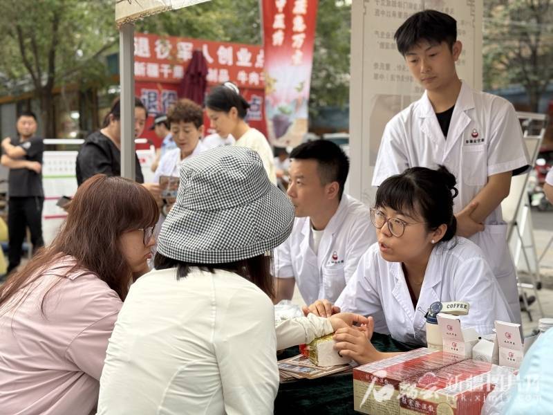 图片[3]-品尝美食、欣赏歌舞、号脉开方……新疆夏日夜经济 多彩体验与新活力 -华闻时空