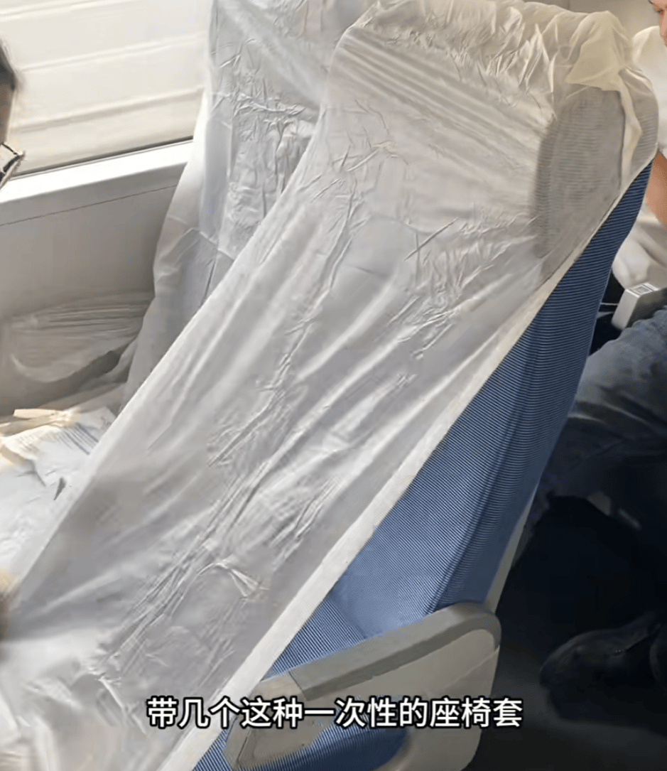 【文明提示】“怕被传染皮肤病”,高铁一次性座椅套卖爆!12306回应 【文明提示】“怕被传染皮肤病”,高铁一次性座椅套卖爆!12306回应
