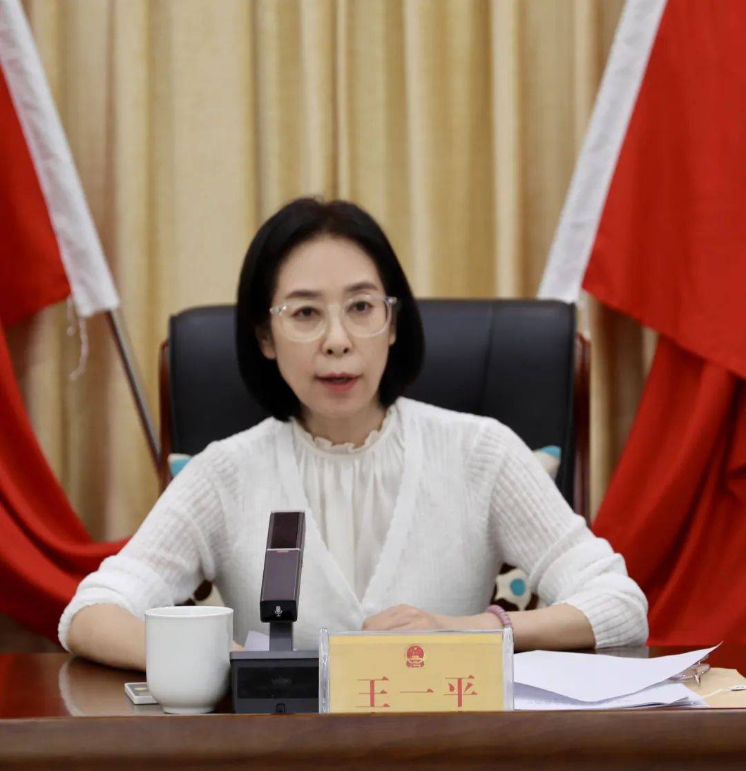 县十八届人大常委会举行第三十六次会议