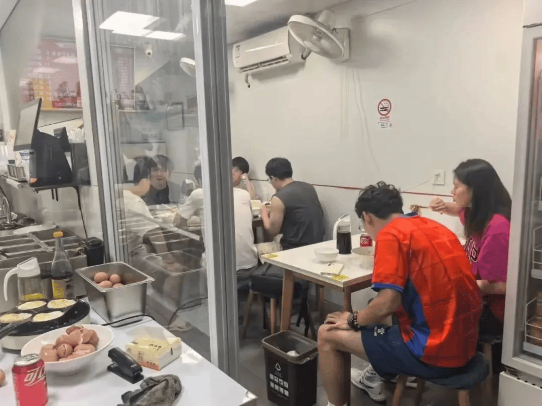 上海3元面馆因“茅台论杯卖”爆火，店主：流量让我身心俱疲，已下架茅台