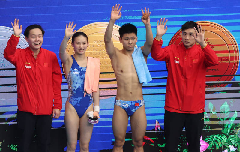 游泳世锦赛：全红婵缺席，跳水梦之队首日收金，陈芋汐笑成“定海神针”