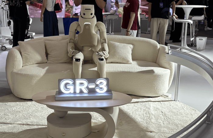 2025人工智能大会逛展指南：机器人“现场打架”，大模型走进现实