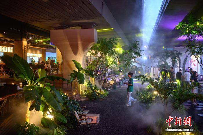 重庆一桥下空间变身滨江“落日餐厅” 吸引中外游客打卡