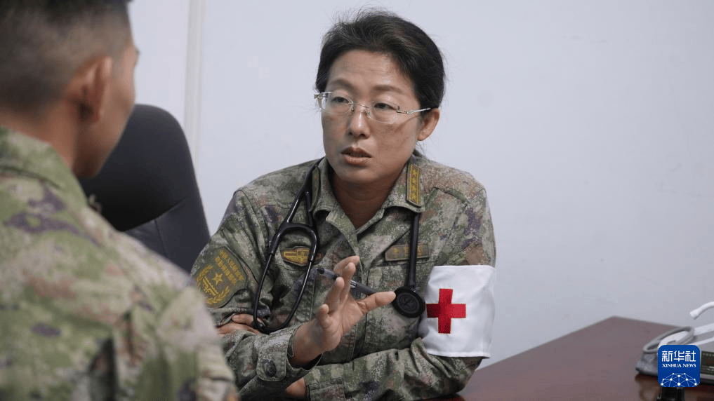艇上,一名皮肤黝黑,身材瘦削的女军医,衣服已被海水浇透