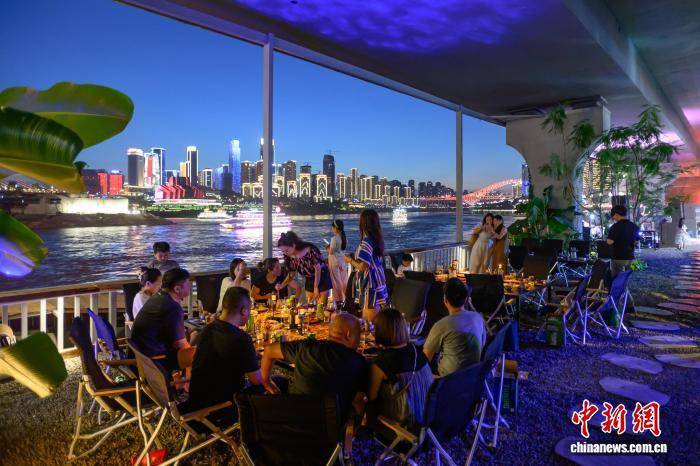 重庆一桥下空间变身滨江“落日餐厅” 吸引中外游客打卡