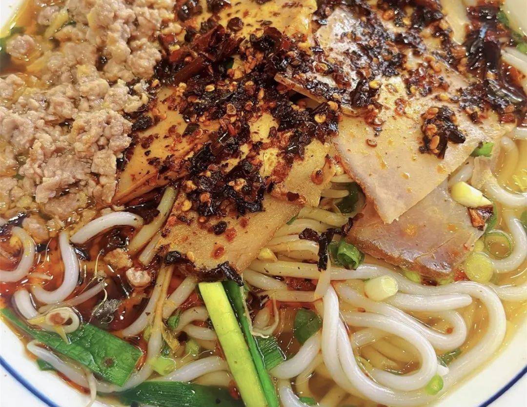 黄金娣米线是陆良县城的知名米线店