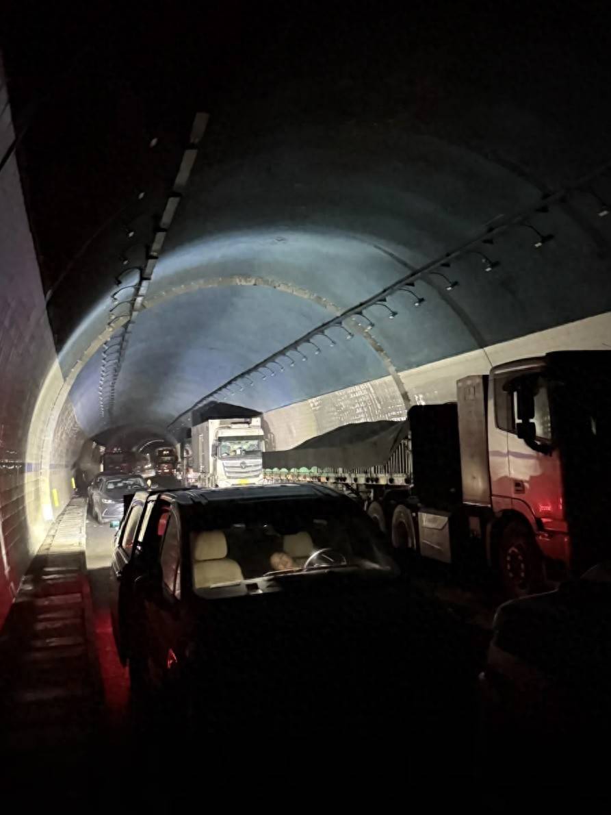 北京密云区暴雨，市民逆行自救逃出隧道
