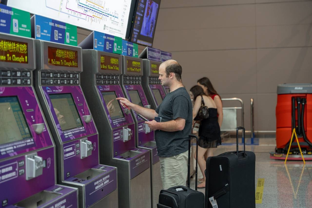 今起，成都可用境外银行卡“直刷”坐地铁，还有423座车站配多语种翻译机_搜狐网