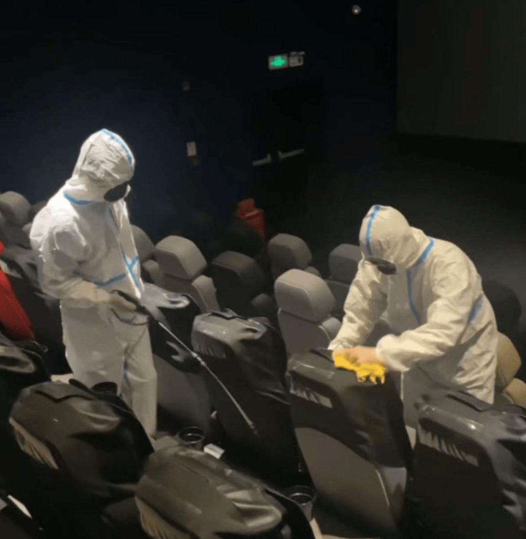 广东一女子发现影院座椅布满虫卵，影院：已道歉并退票，全面消毒并更换事发影厅座垫