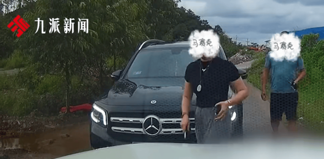 遭“亮证逼迫让路”当事人再发声：事后被要求删视频，向女司机道歉；道歉视频已不可见