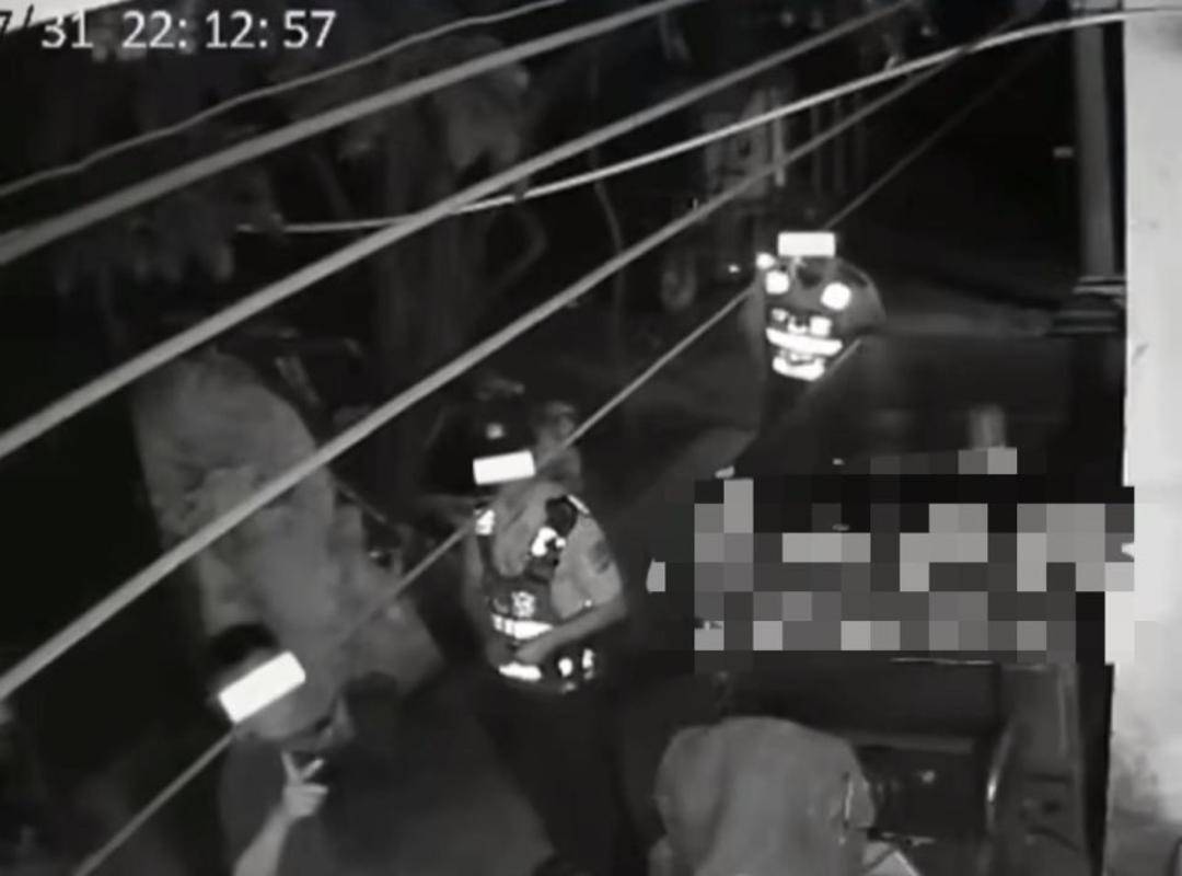 广西奔驰女亮证逼迫让路，律师：若女司机为公职人员，涉嫌滥用职权