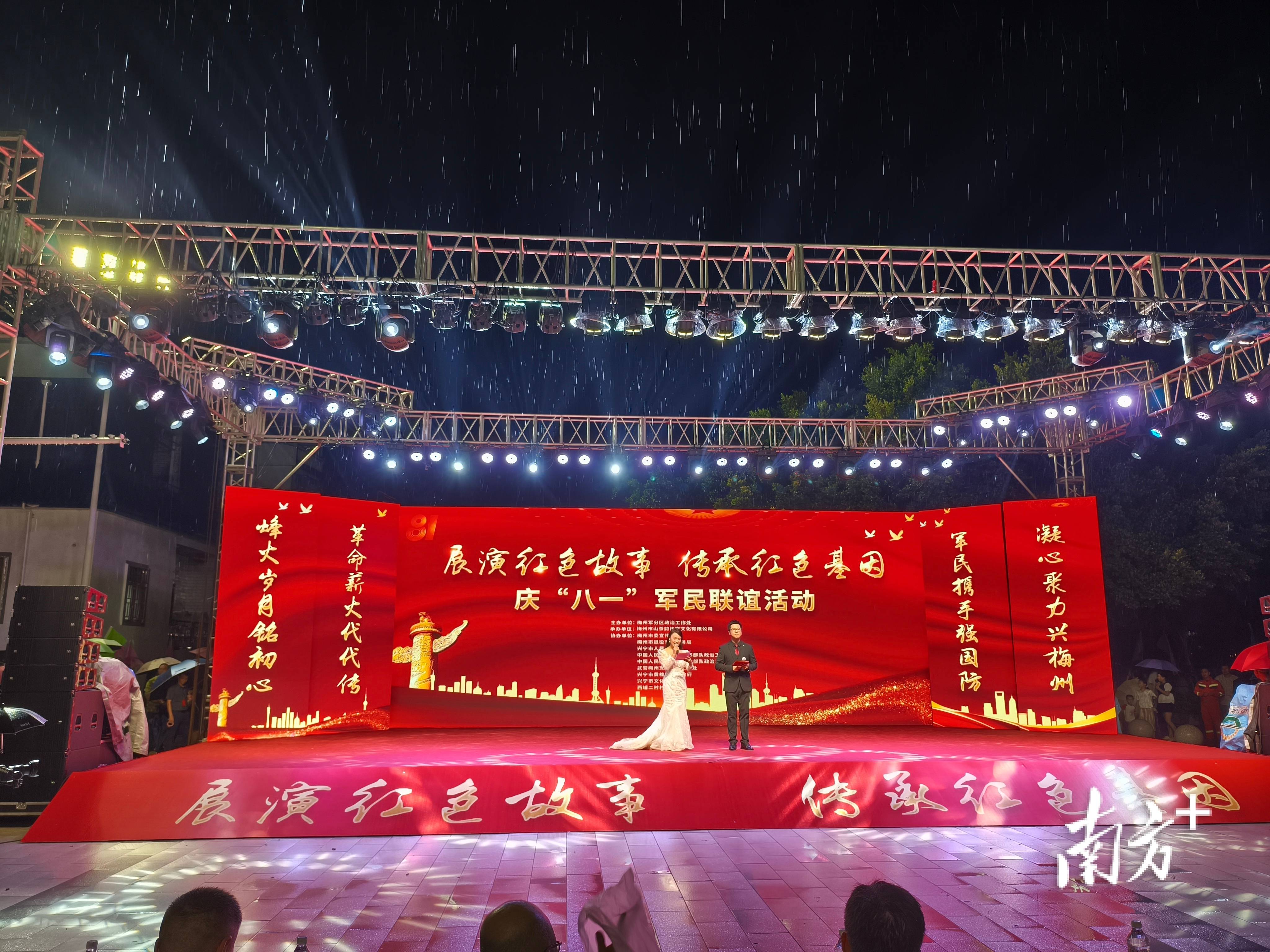 节目,在兴宁市文化馆表演的舞蹈《杯花声声迎客来》中拉开帷幕,红色