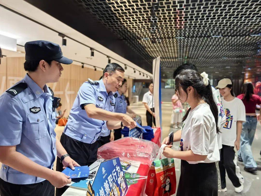 北京西城警方统一行动，打击夏季街头现行违法犯罪