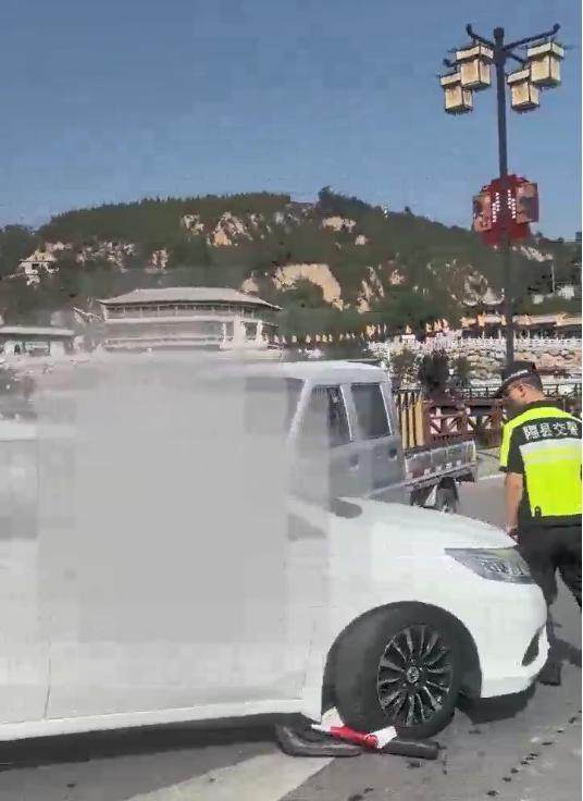 女子在山西小西天景区逆行顶撞交警？当地：她着急去洗澡，交警未受伤