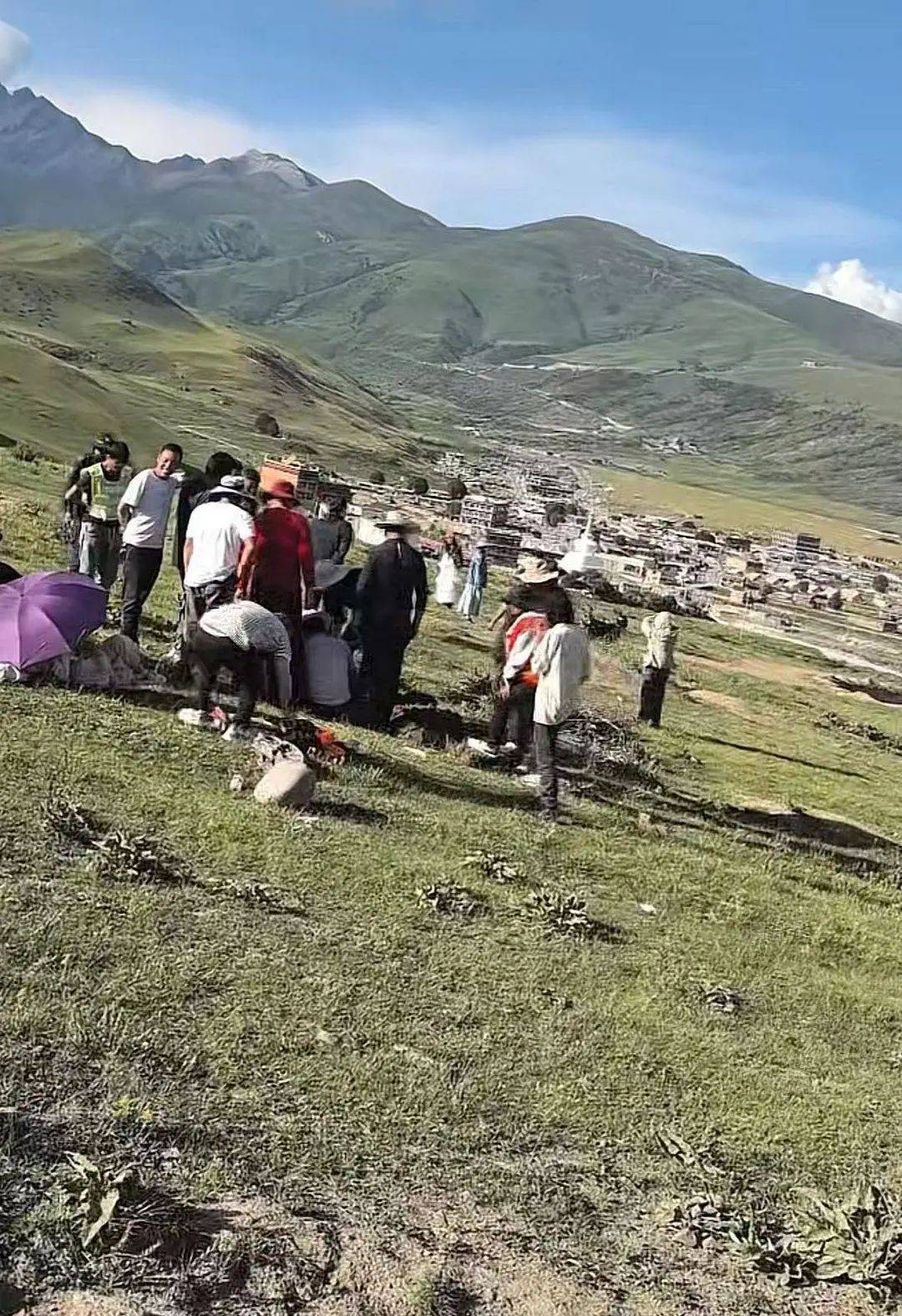 游客车钥匙被土拨鼠“叼走”，川西当地人挖洞帮忙找回