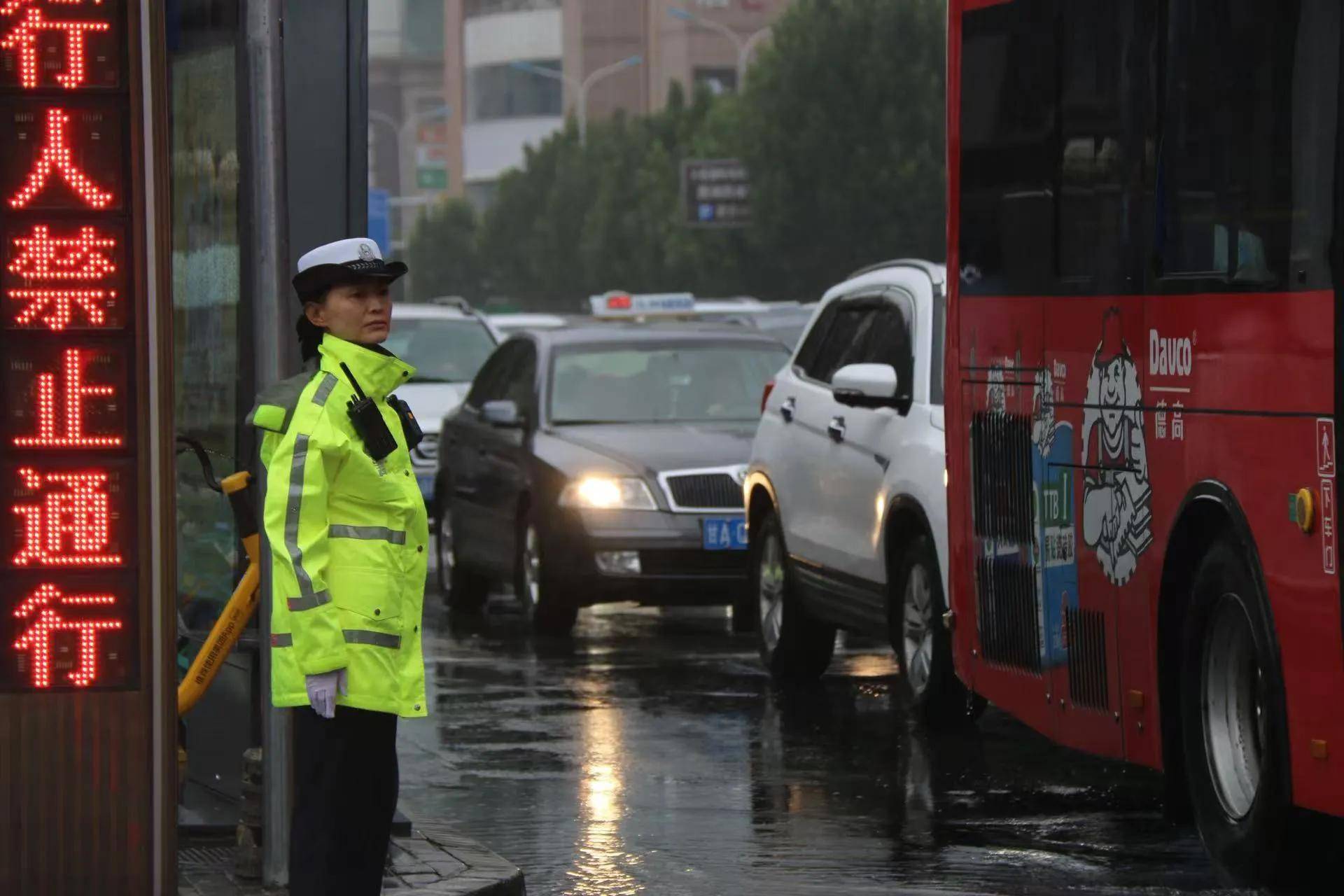 雨天交警执勤忙,全力以赴保畅通