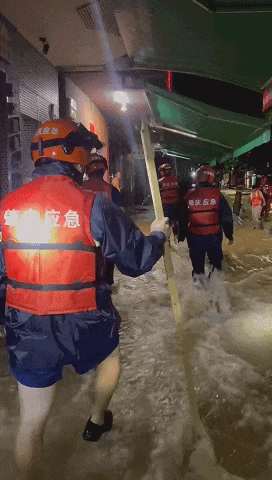 暴雨袭击，肇庆多地被淹，这些身影挺身而出→