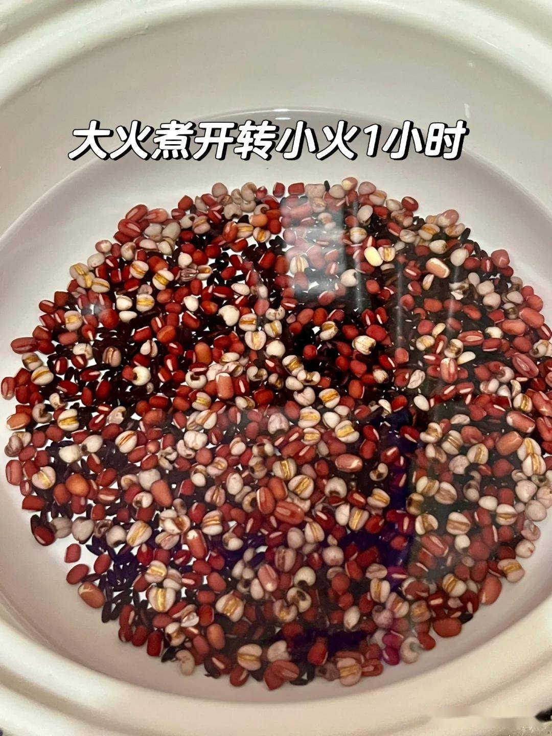 最妙的是红豆的温性正好中和了薏米的凉性让这道粥变得更加平和