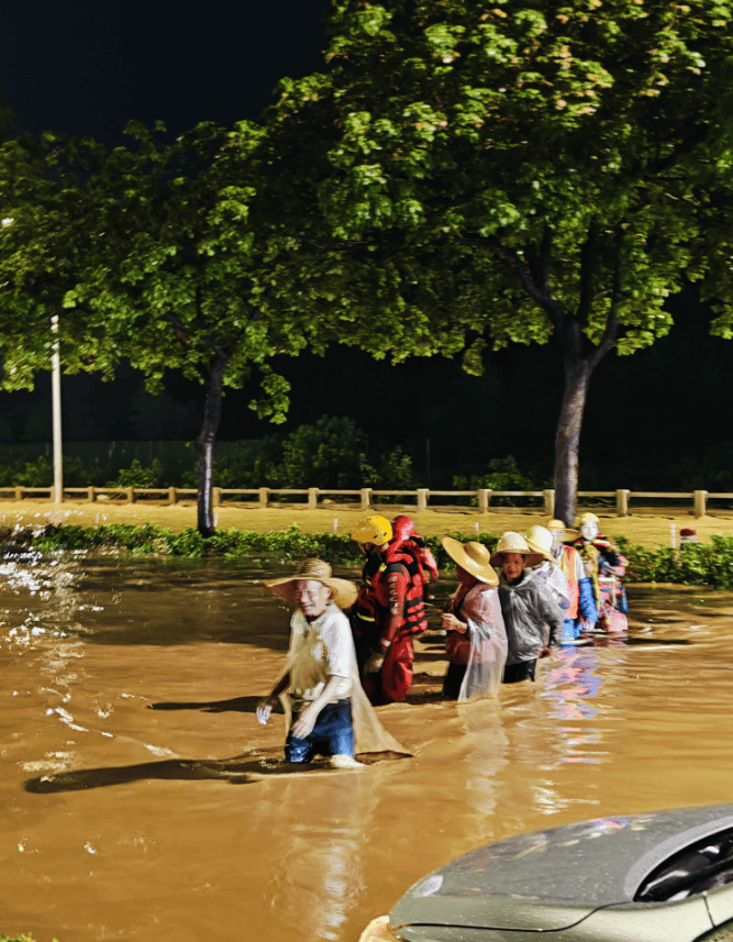 暴雨袭击，肇庆多地被淹，这些身影挺身而出→