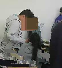 云南会泽一高中男老师被疑对女学生有搭肩摸脸等越矩行为，学校：已与其解除人事关系