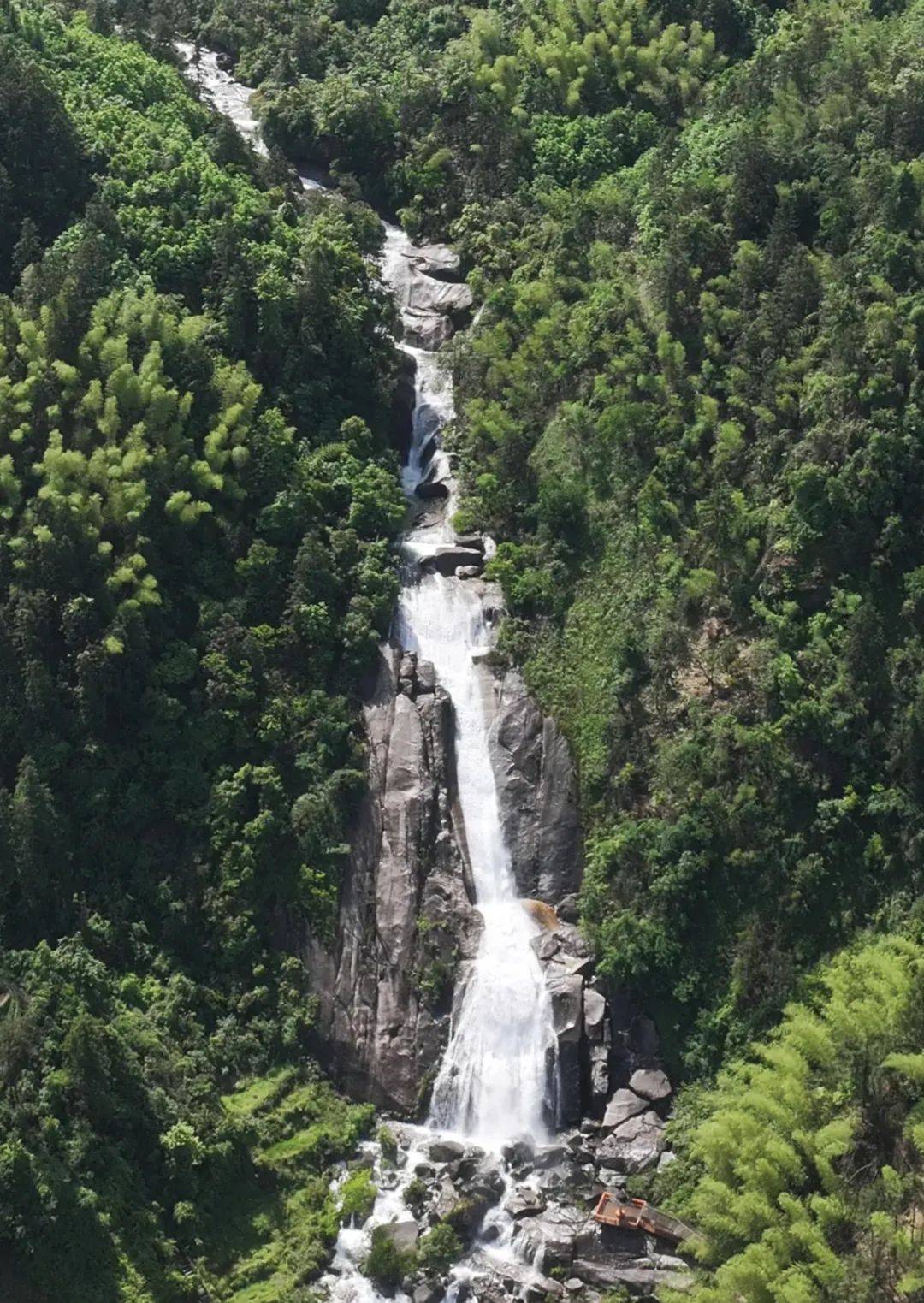 图/里山森谷宝鼎瀑布发源于华南第二高峰