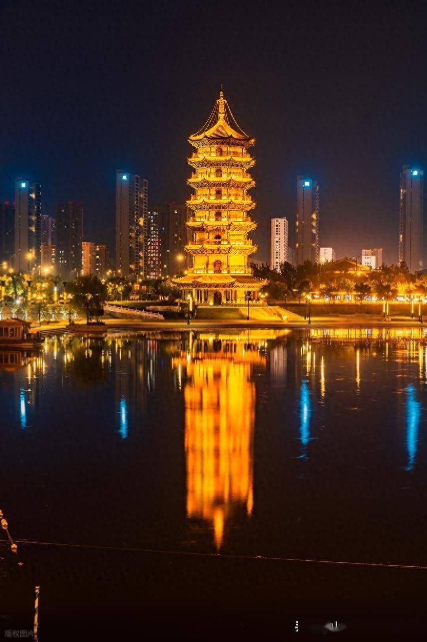 当暮色浸染大地,德州的夜景便在灯光的晕染下渐次铺展