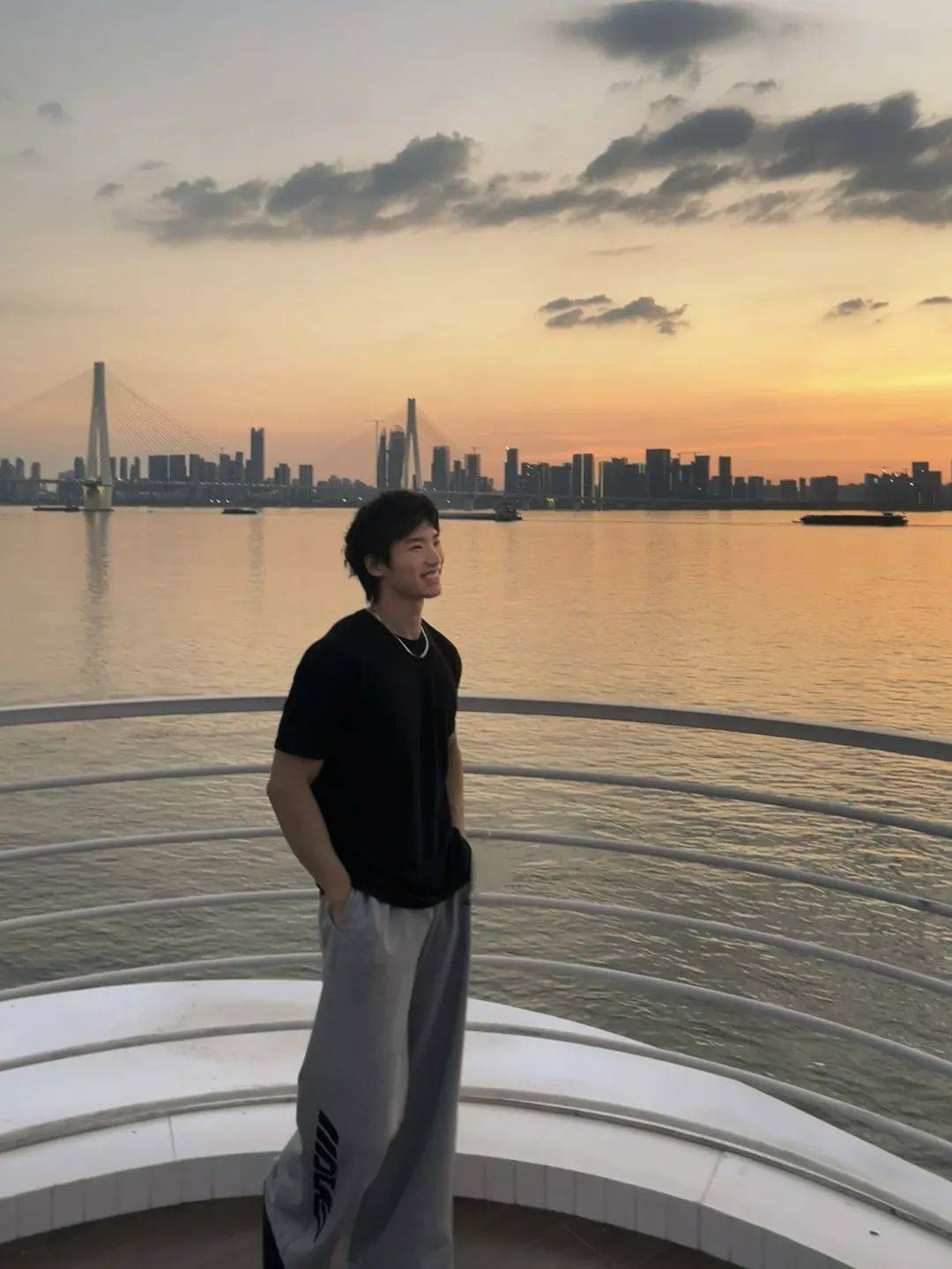 00后男生在武汉突然走红不少人专门赶来看他