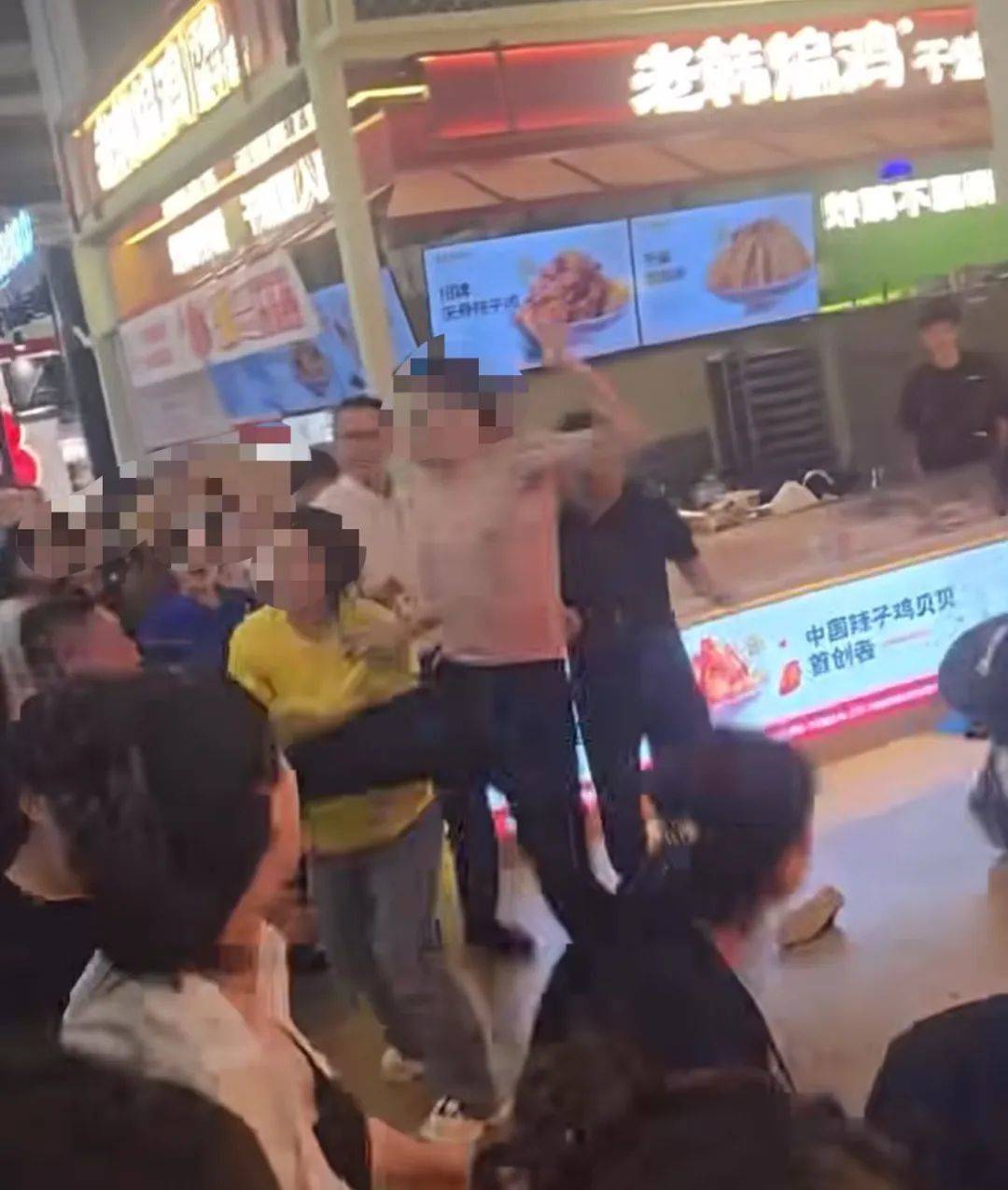 扬州一商场被曝多人互殴，“有男有女有人倒地”，商家：疑因拌嘴打起来，有警察到场