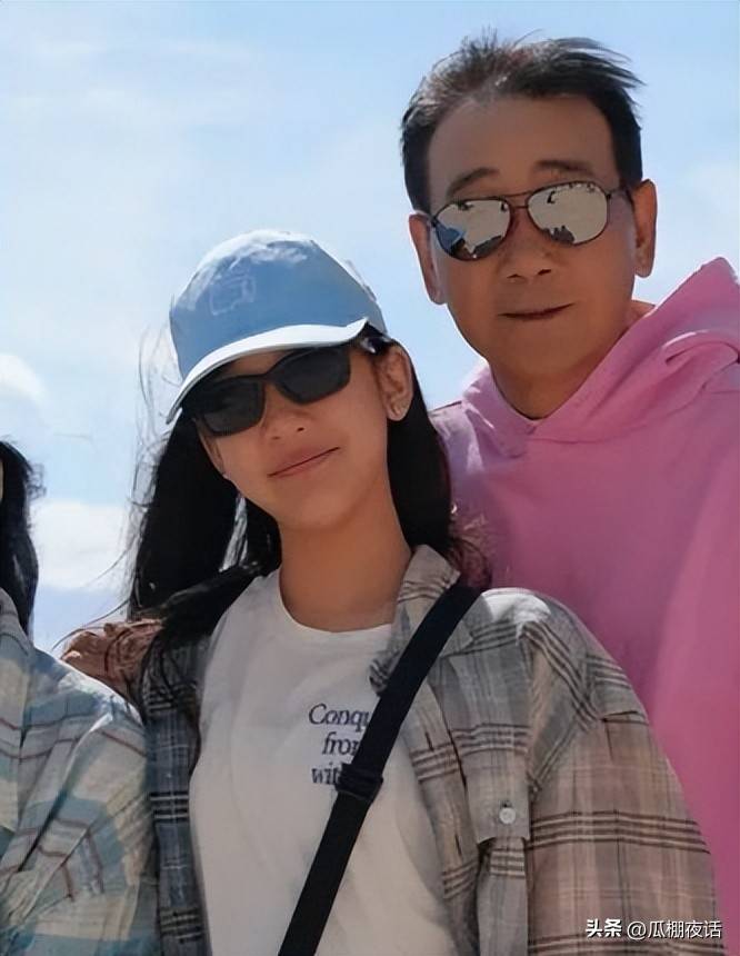 原创苗圃一家四口度假大19岁富商老公露脸气质儒雅一点都看不年纪