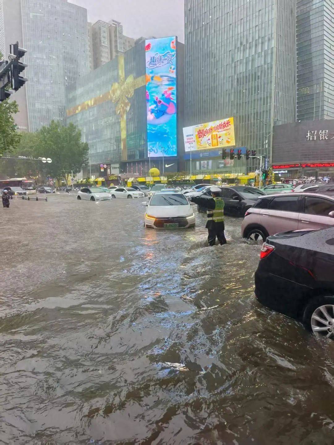 郑州暴雨多路段积水,新能源车出现这些信号必须弃车