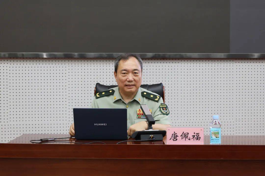 在专题授课环节,骨科医学部主任唐佩福院士围绕军事训练伤的发生原因