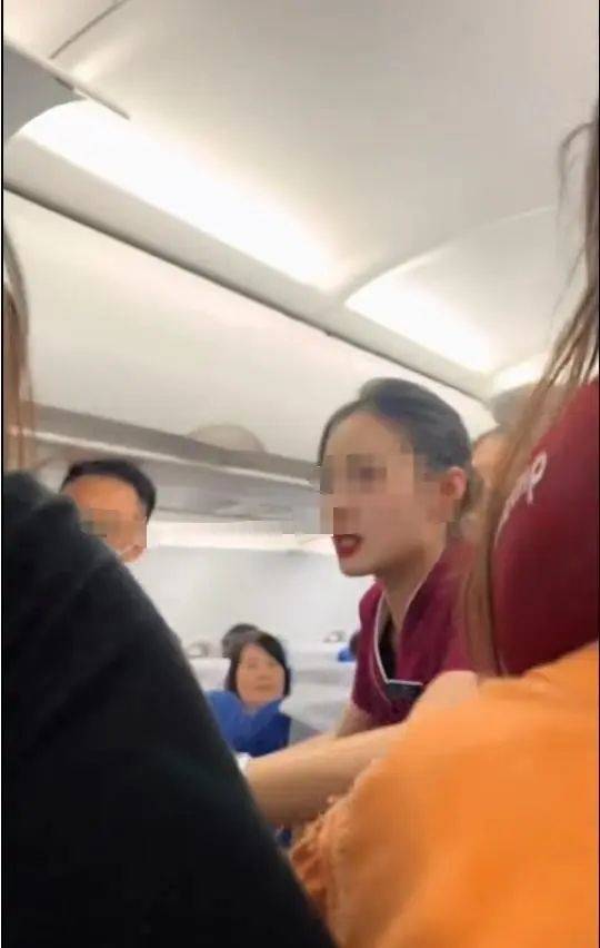 “他还是孩子，你就不能体谅他吗?“一航班降落后疑因熊孩子顶座起冲突，警方已介入