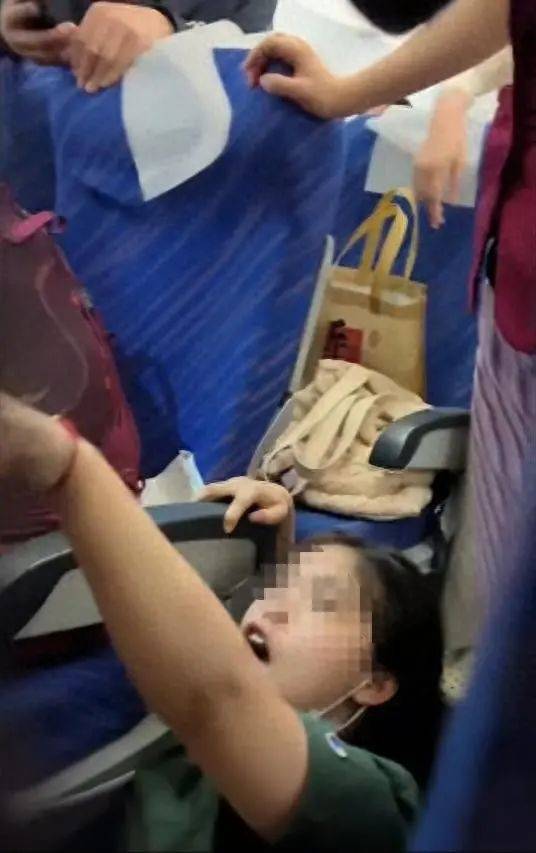 “他还是孩子，你就不能体谅他吗?“一航班降落后疑因熊孩子顶座起冲突，警方已介入